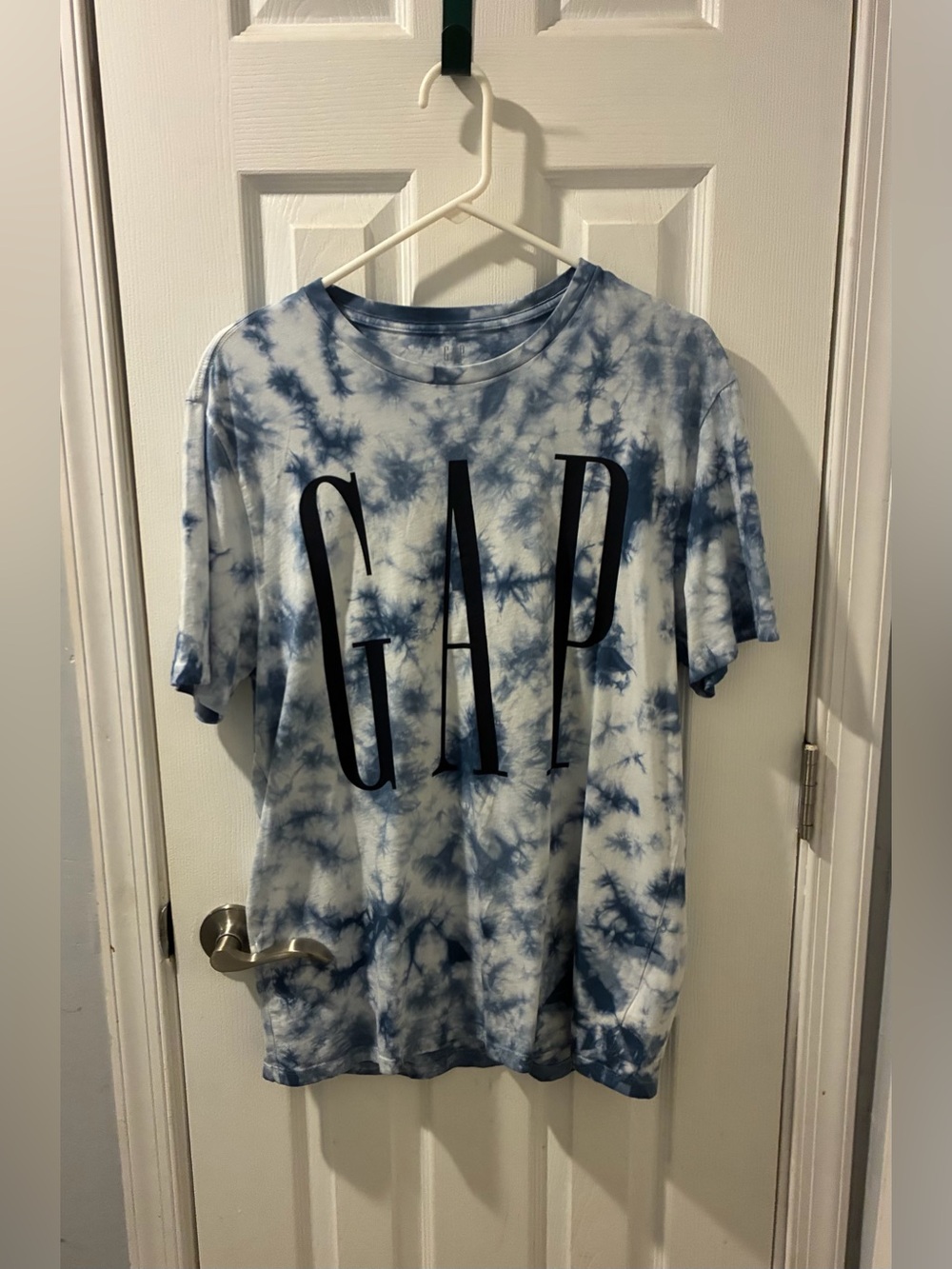 GAP Men’s Blue and White Tie-Dye Logo Tee. 100% Cotton. Size Large. $6